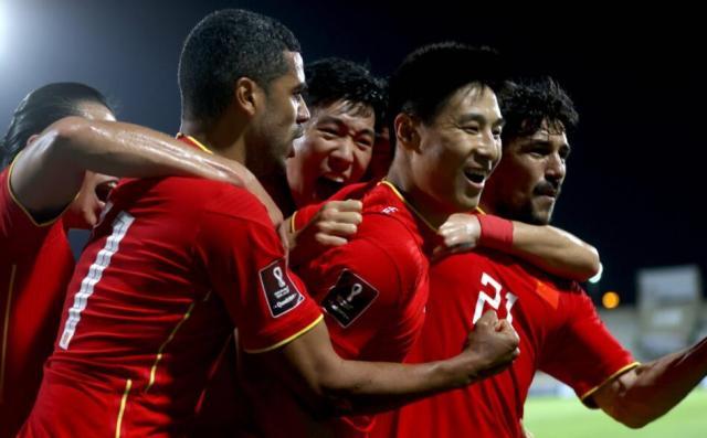 1636975797244059392.jpg kaiyun网站-球员欠薪1年+,但老百姓依然觉得他们挣得太多了?