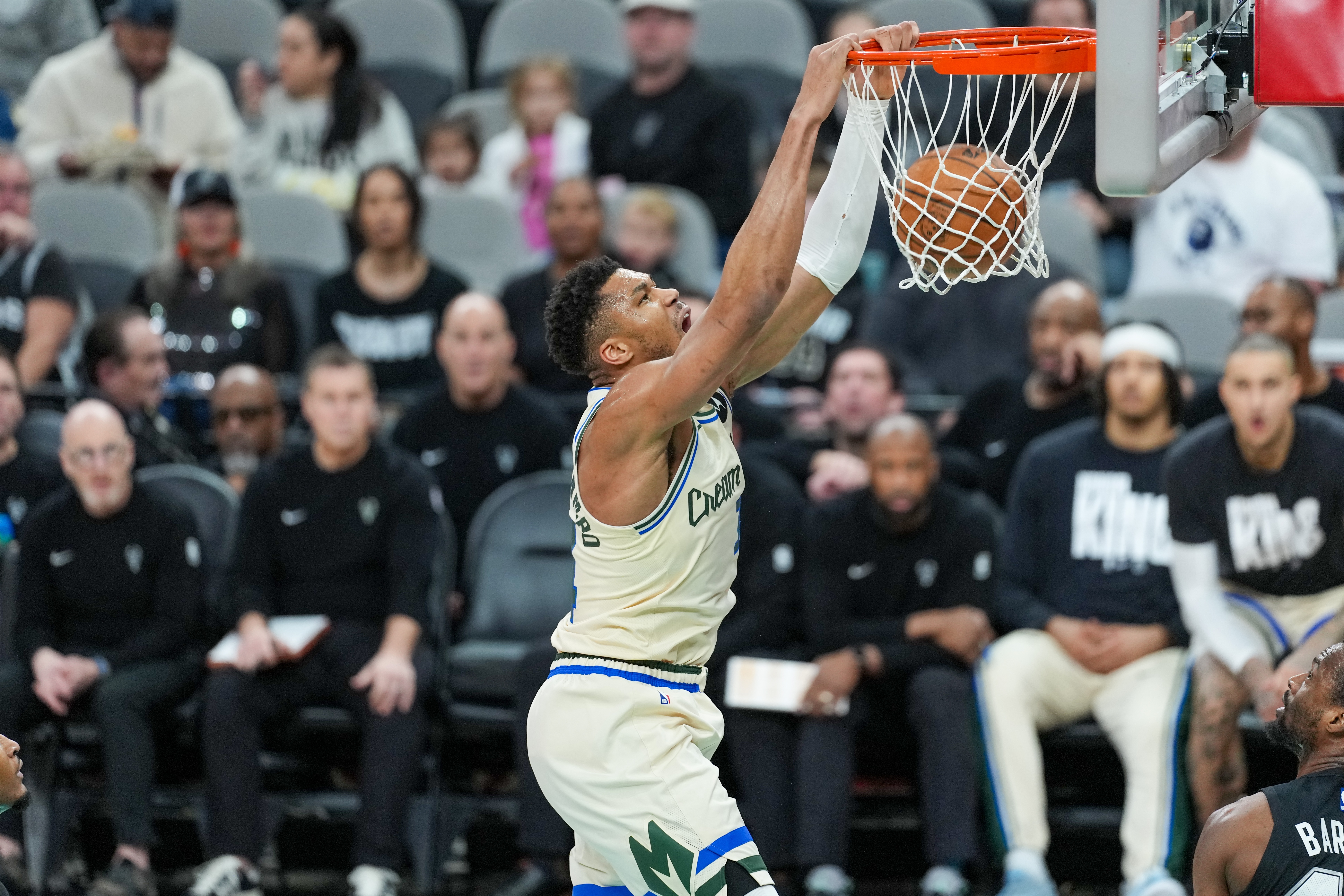 TA记者：雄鹿管理层从未真正与字母哥追求者进行过反报价谈判